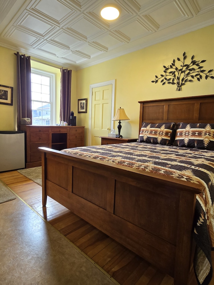 Deluxe Room, 1 Queen Bed, Jetted Tub