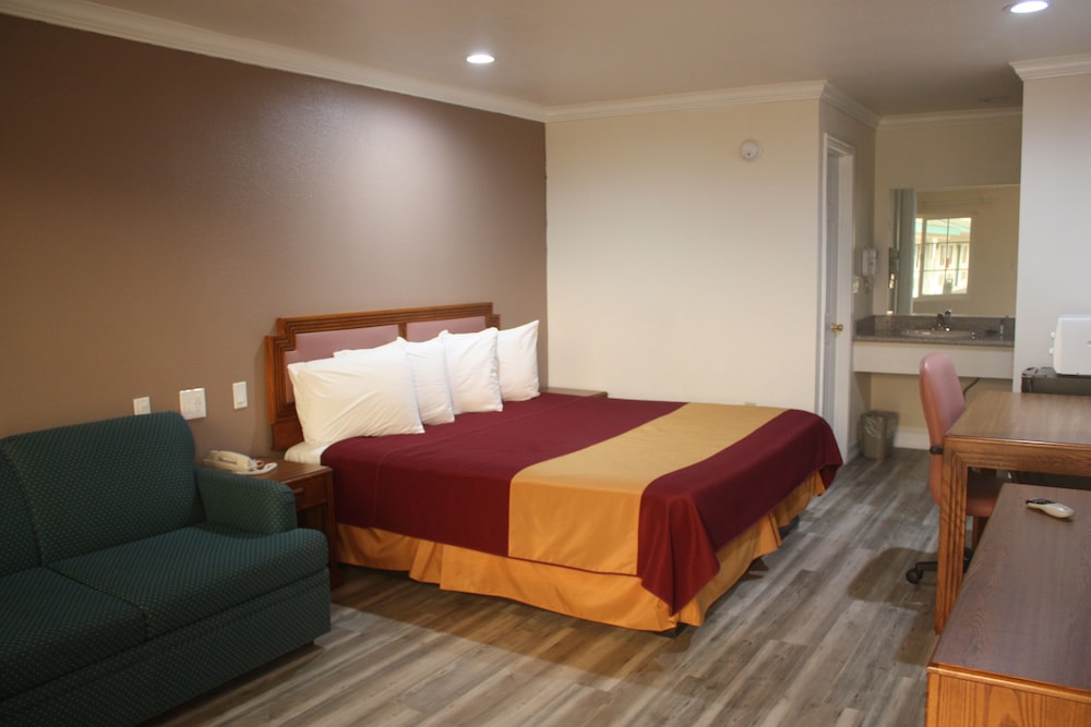 King Suite w/Sofa Sleeper - Non Smoking
