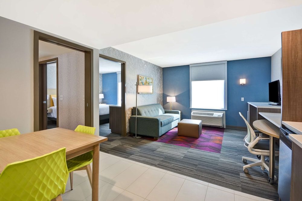 Suite, 1 King Bed, Accessible (Roll-In Shower) photo 3