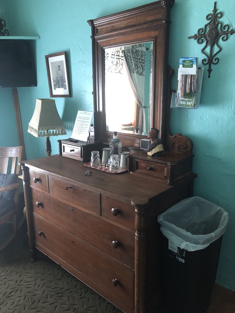 Downtown BnB King Bed Clawfoot Tub & Jacuzzi 2 photo 1
