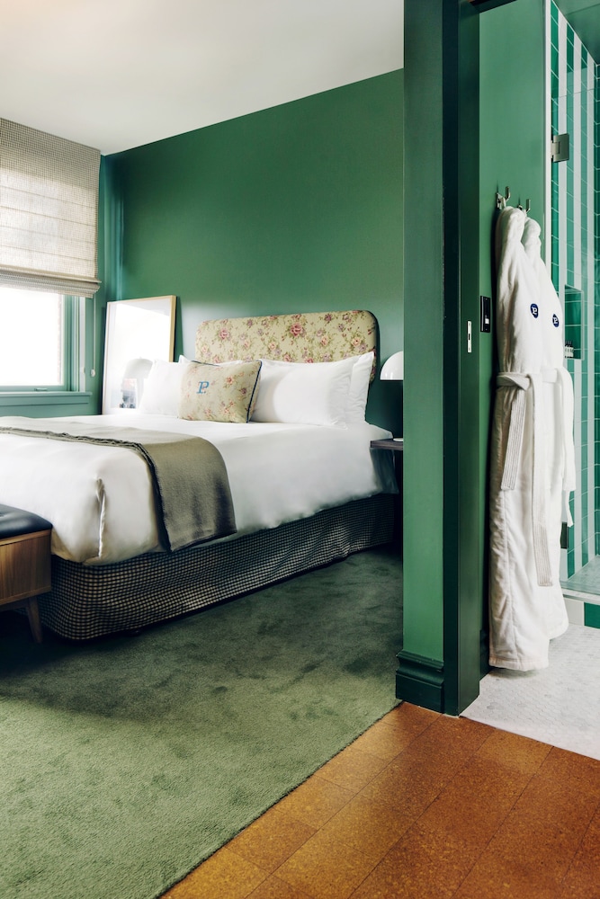 Deluxe Room, 1 King Bed (The King ADA Roll-In Shower)