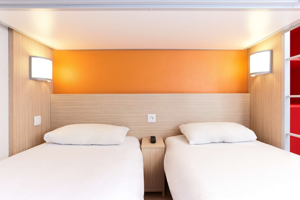 Standard Room, 3 Twin Beds photo 3