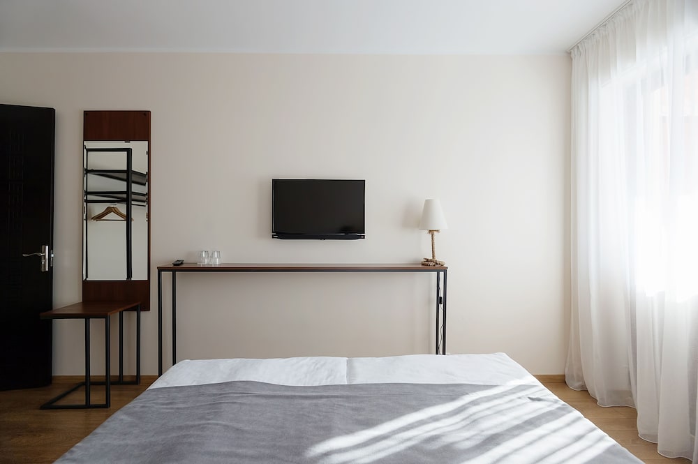 Family Room, Balcony - Photo 8