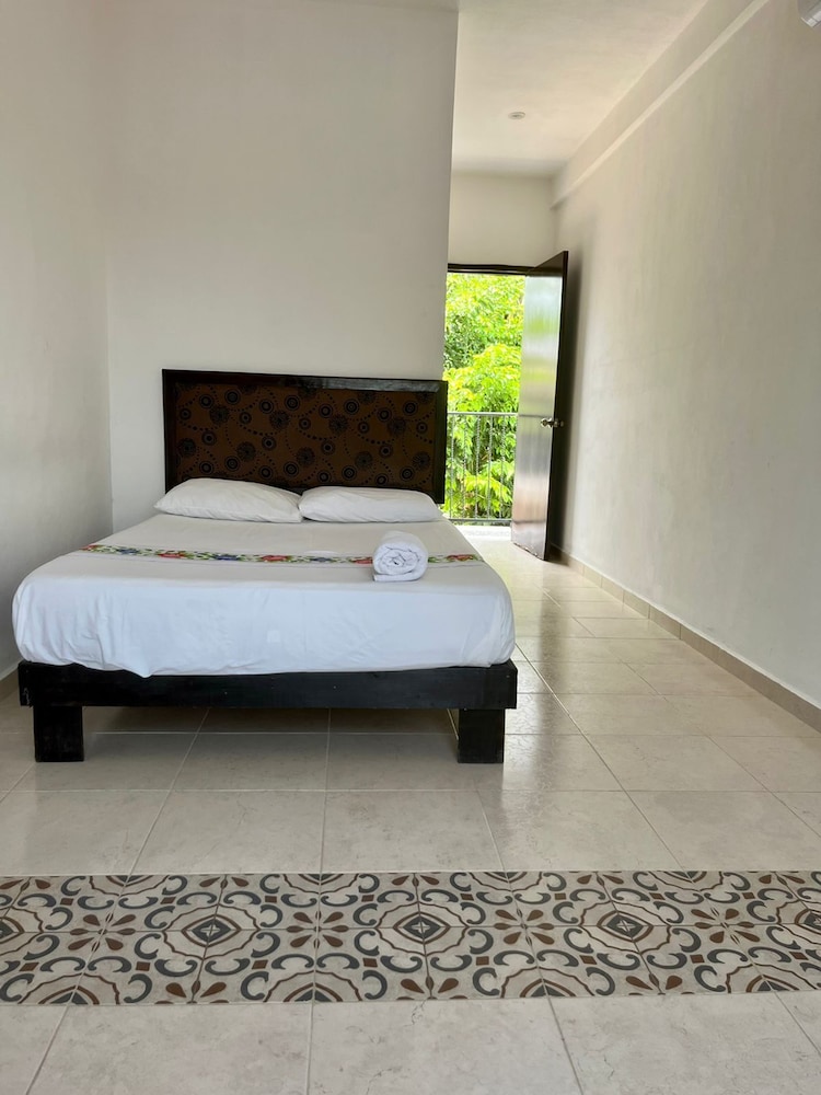 Economy Room, 1 Queen Bed