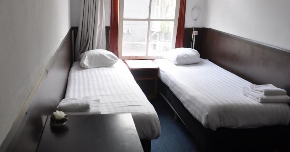 Basic Twin Room, 1 Bedroom, Shared Bathroom photo 1