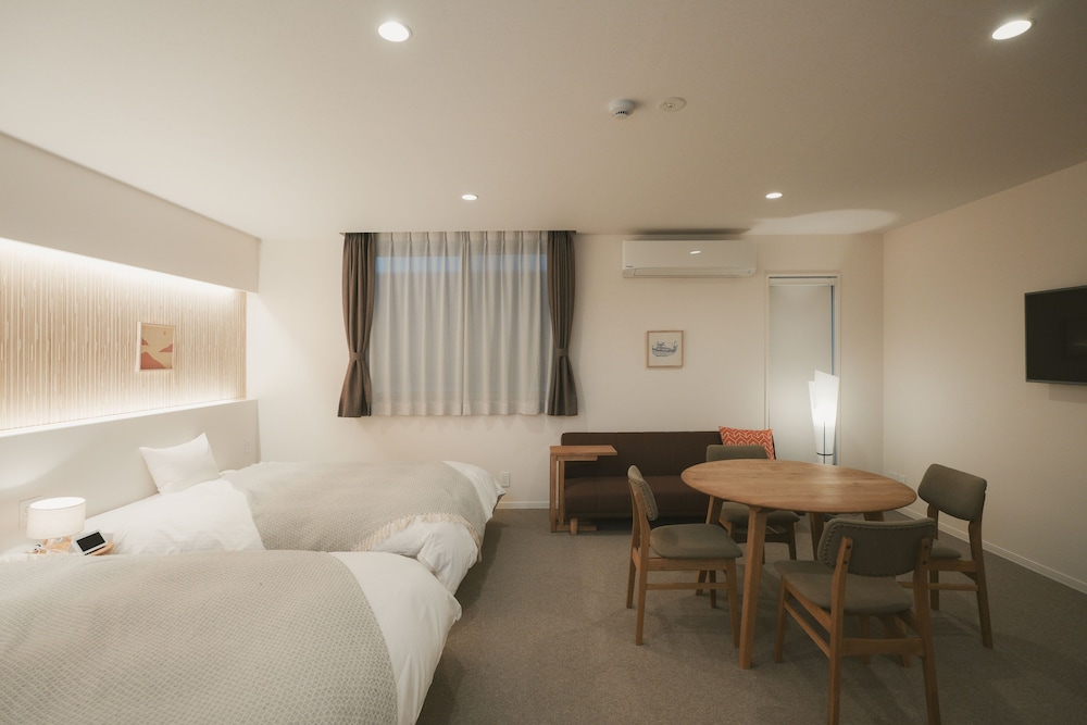 Premium Twin Room thumbnail 6