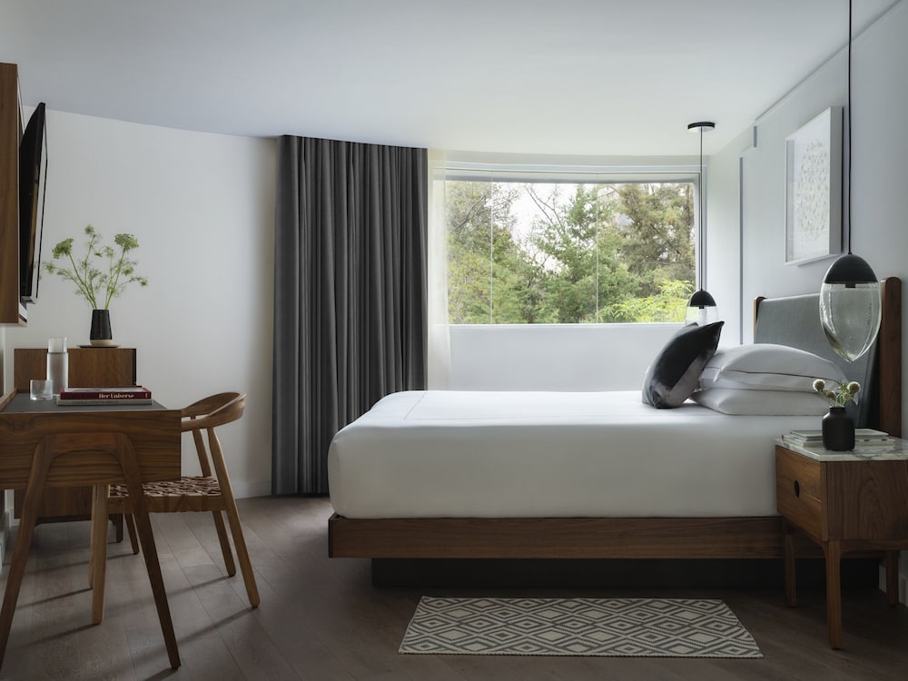 Room, 1 King Bed, Corner - Photo 5