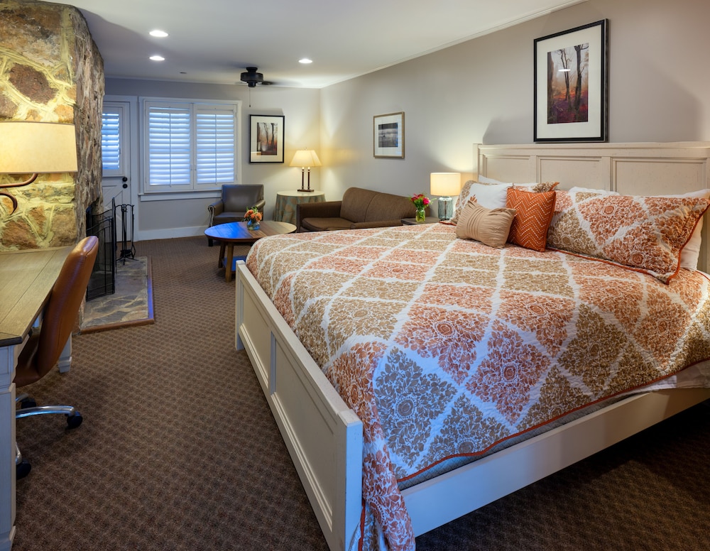 Chestnut Lodge Multi-Unit, One King Bed with Sofa Bed