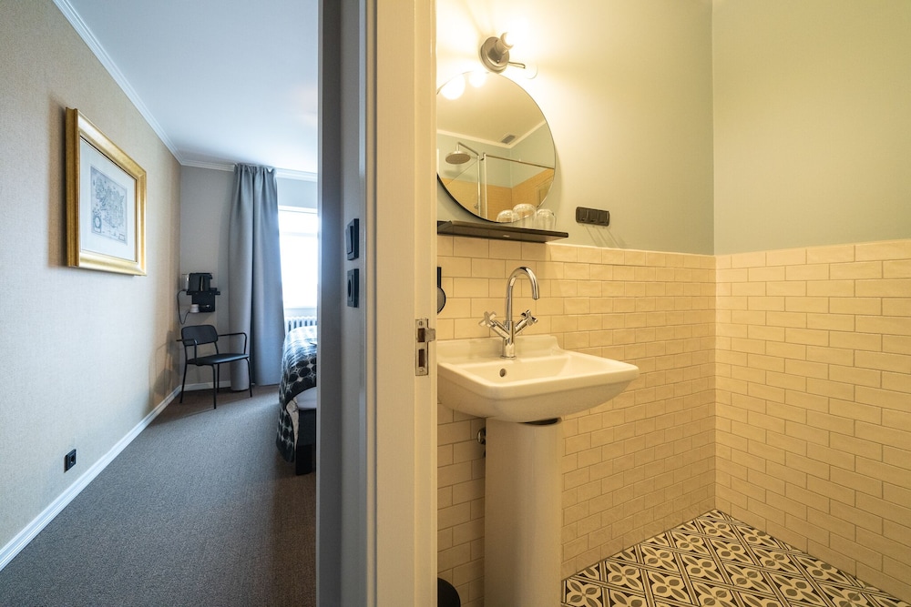 Standard Double or Twin Room photo 3