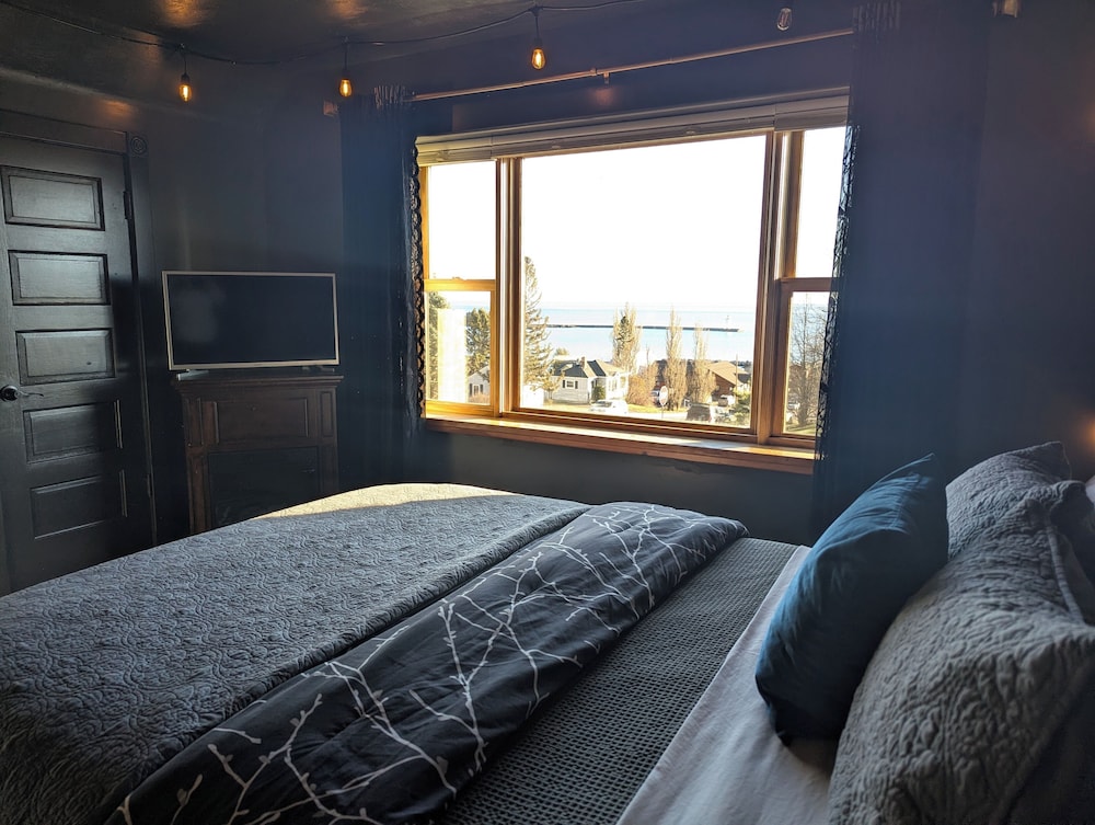 Basic Room, Lake View