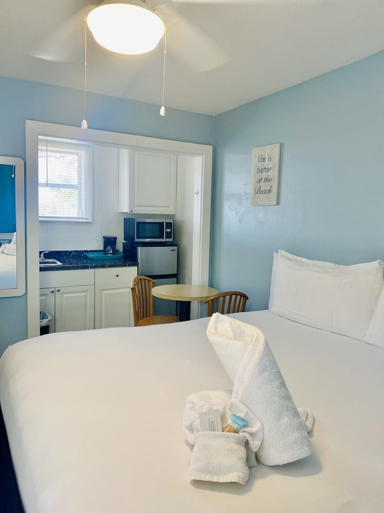Superior Studio, 1 King Bed, Kitchenette, Courtyard Area photo 2