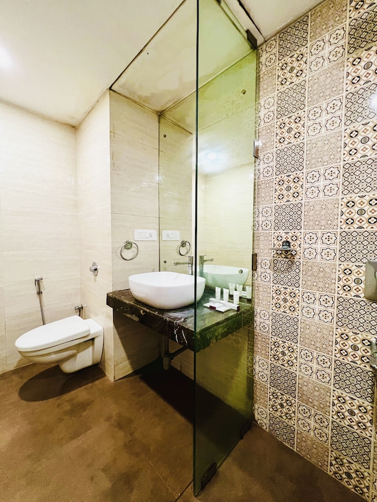 Deluxe Room with Balcony photo 3