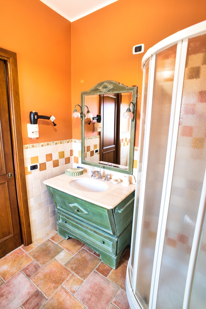 Double Room, Private Bathroom - Photo 4