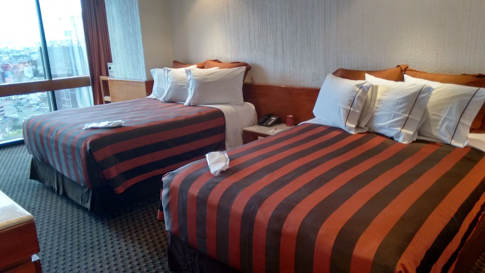 Superior Suite, 2 Queen Beds, City View, Tower - Photo 3