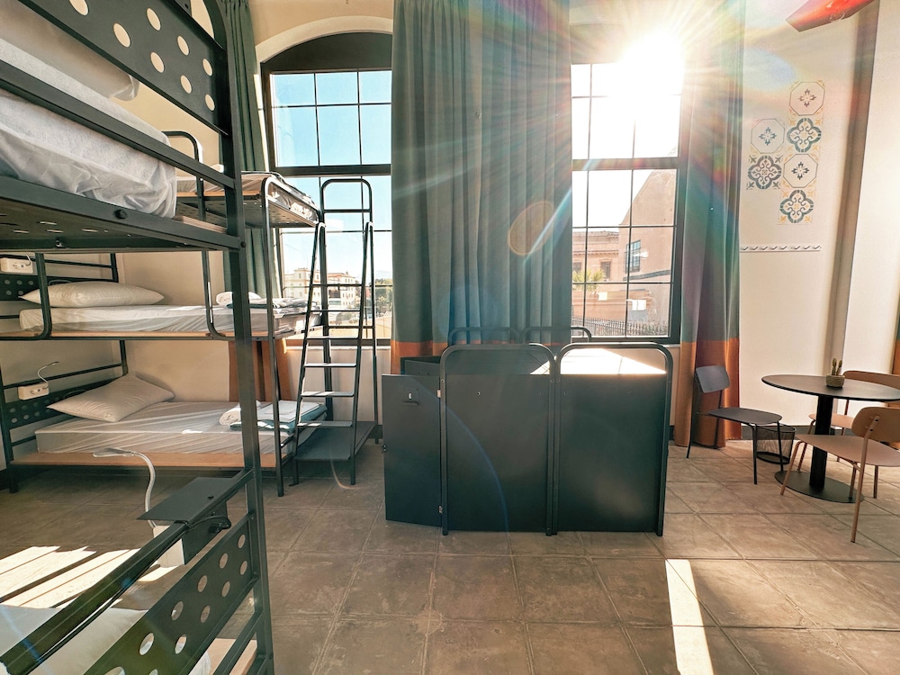 6 Bed Mixed Dorm photo 3