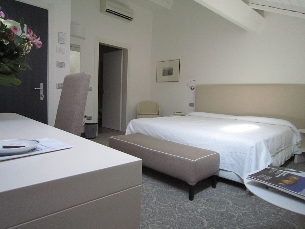 Superior Double or Twin Room - Photo 7