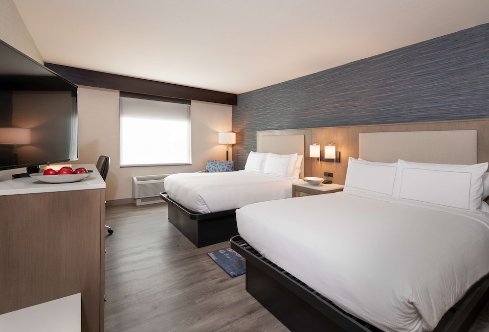 Room, 2 Queen Beds, Accessible (Mobility & Hearing, Roll-in Shower) photo 2