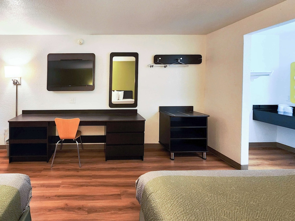 Executive Suite, 2 Queen Beds, Non Smoking, Refrigerator & Microwave photo 2