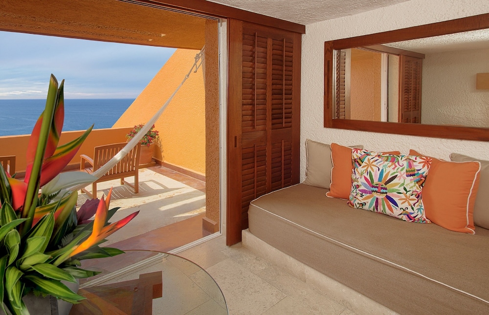 Deluxe Grand King Bed - Photo 2