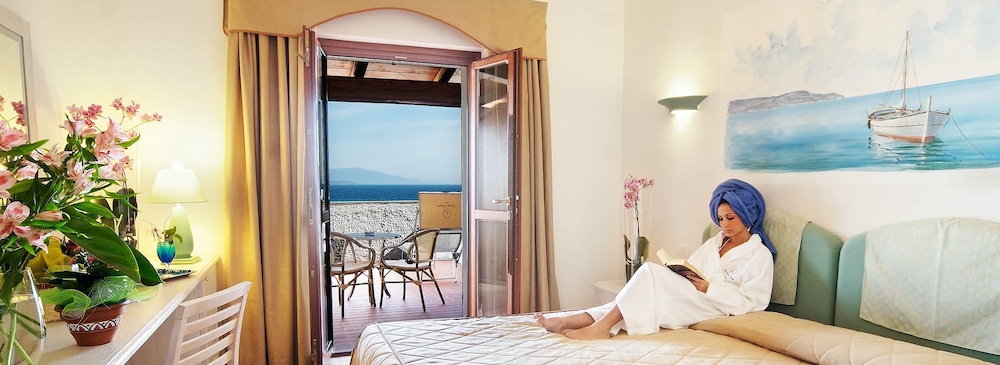Deluxe Room, Sea View - Photo 2