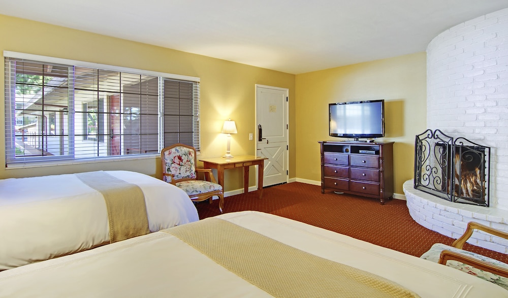 Deluxe Room, 2 Double Beds, Fireplace (Non Pet-Friendly) photo 1