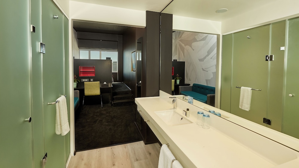Standard Queen Room - Photo 7