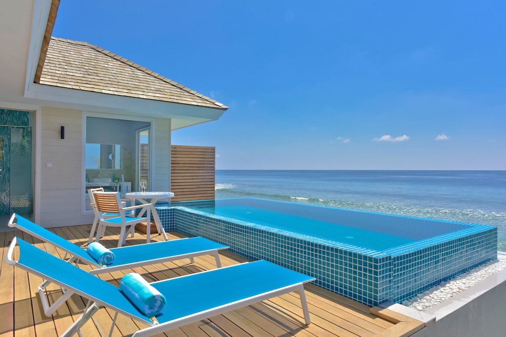 Sunset Aqua Pool Suite photo 3