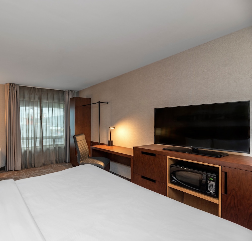 Room, 1 King Bed, Non Smoking, Top Floor No Pets - Photo 8