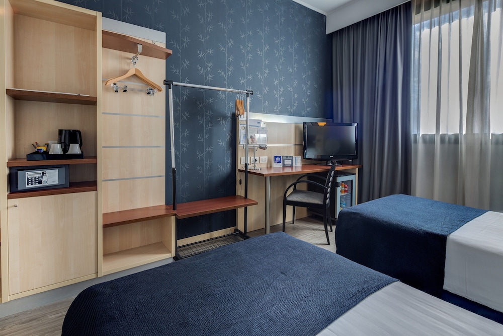 Standard Room, 2 Twin Beds, Smoking - Photo 3
