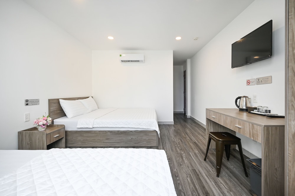 Deluxe Triple Room City View photo 2