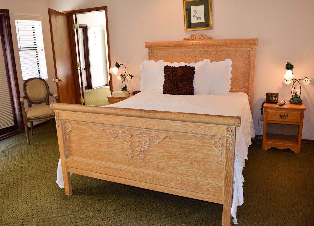 Basic Room, 1 Queen Bed photo 1