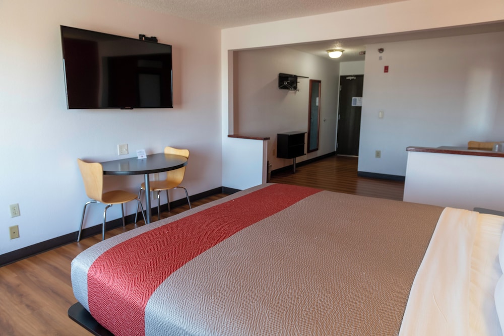 Superior Single Room, 1 King Bed, Non Smoking photo 3