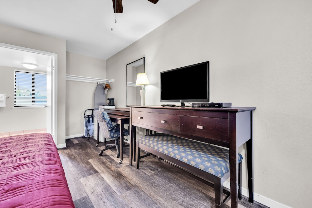 Standard Room, 1 King Bed, Accessible photo 2