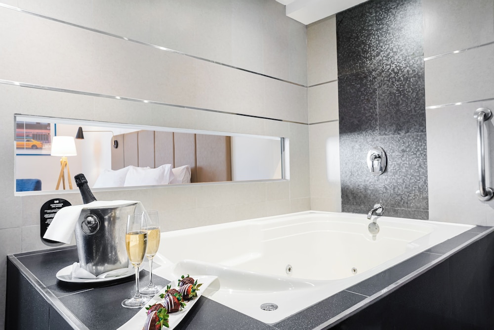 Premium Room, 1 King Bed, Jetted Tub, City View - Photo 3