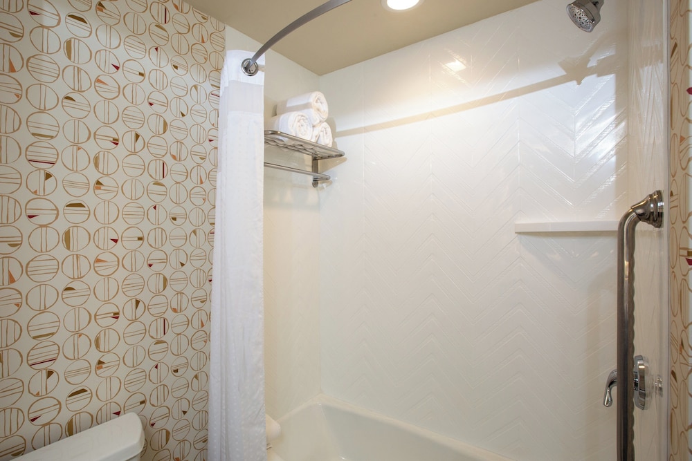 Standard Room, 1 King Bed (Walk-In Shower) - Photo 14