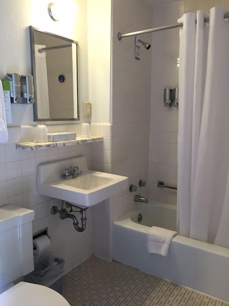Deluxe Room, 2 Queen Beds - Photo 4