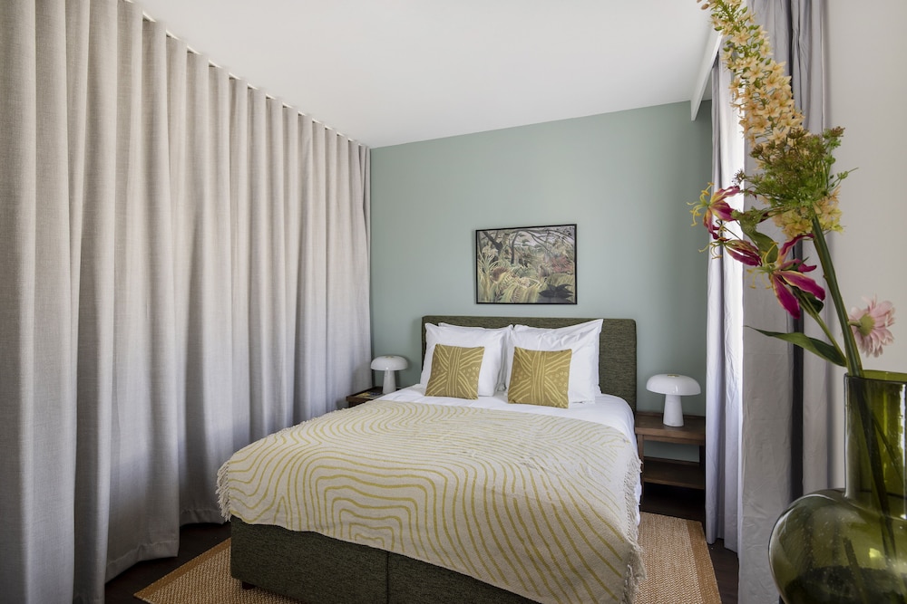 Large Studio Apartment photo 2