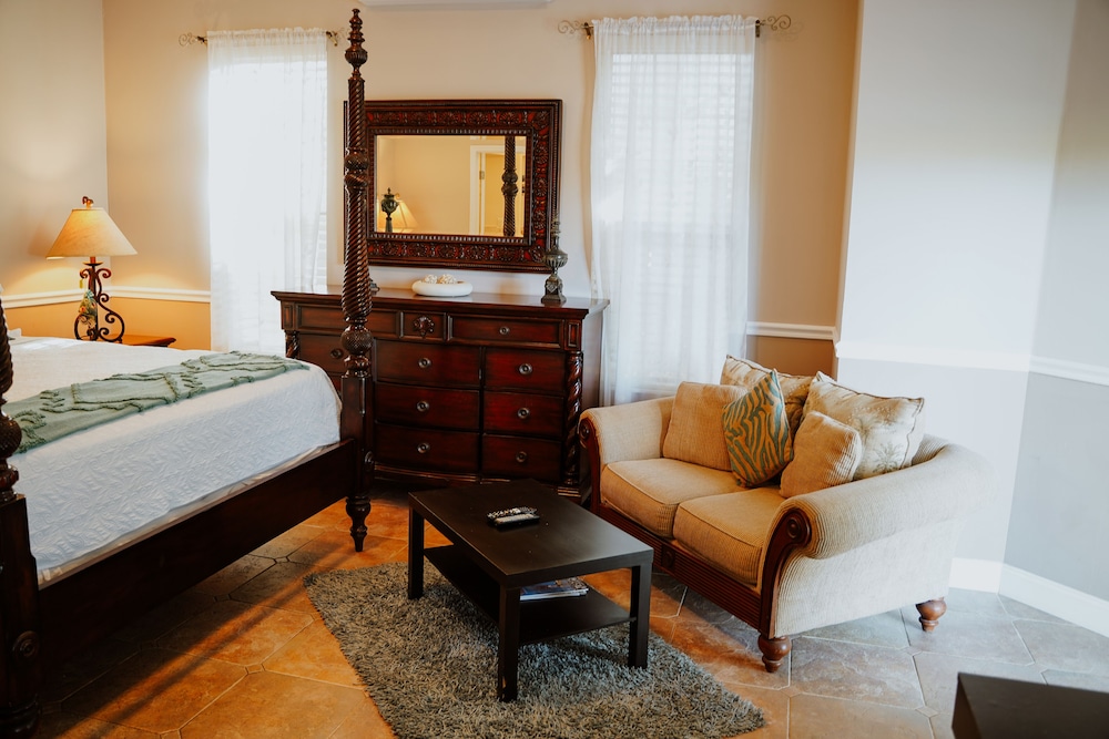 Superior Room, 1 King Bed, Pool View (Cayman Palm)