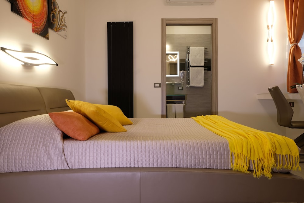 Standard Room, Ensuite photo 2