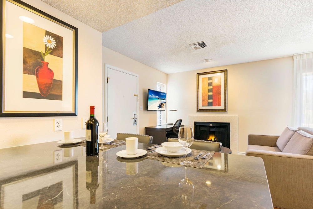 Signature Room, 1 Queen Bed - Photo 14