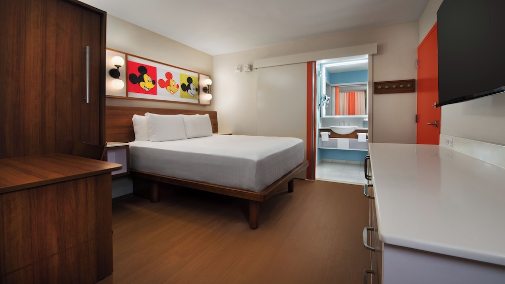 Standard Room. Wheelchair accessible with roll-in shower and option for hearing accessibility. 1 kin