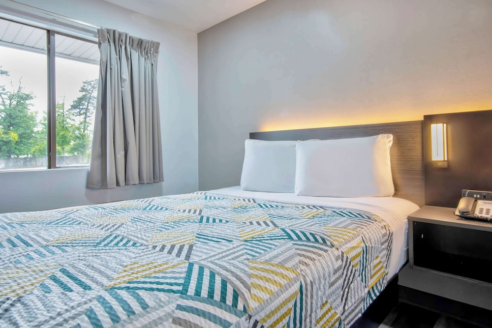 Deluxe Room, 1 King Bed, Non Smoking photo 1