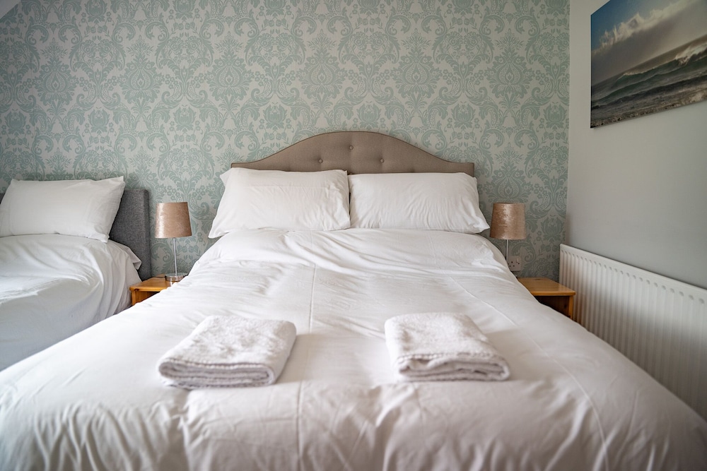 Standard Double or Twin Room, Multiple Beds, Mountain View photo 3