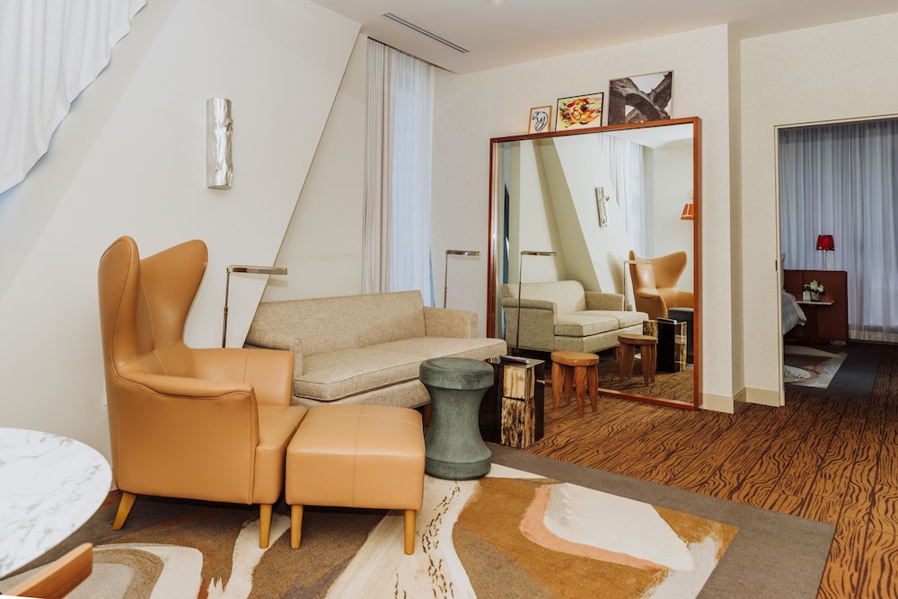 Deluxe Suite, 1 King Bed, City View