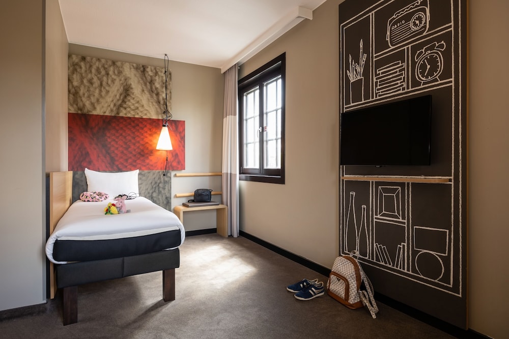 Premium Triple Room, Multiple Beds thumbnail 6