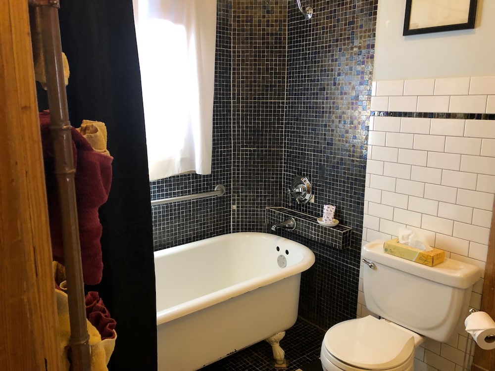Suite, Ensuite, City View (Room 09) photo 3