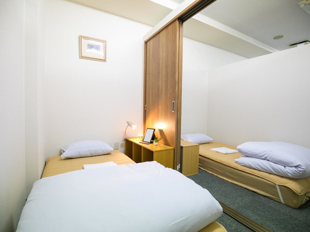 Twin Room ( G, H )
