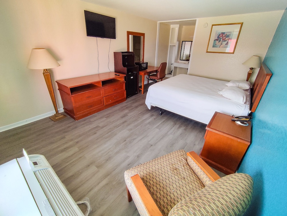 Traditional Room, 1 Queen Bed, Smoking, Refrigerator & Microwave photo 3