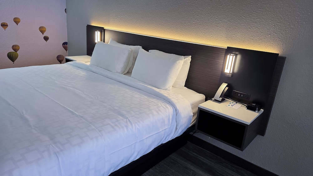 Room, 1 King Bed, Accessible, Non Smoking - Photo 6