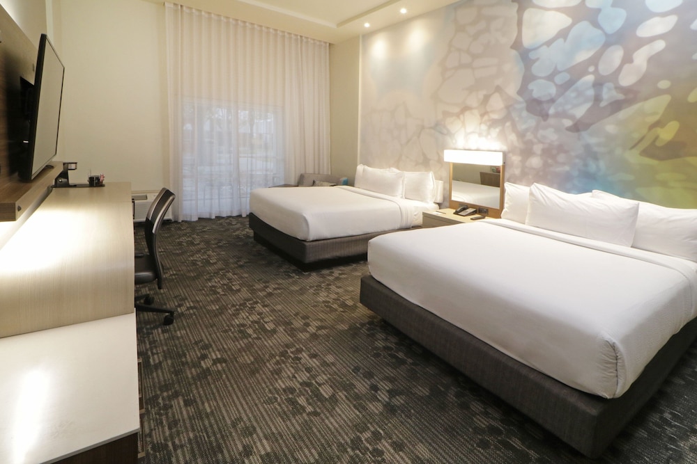 Room, 2 Queen Beds - Photo 5